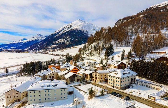 Engadina in inverno foto aerea del paese