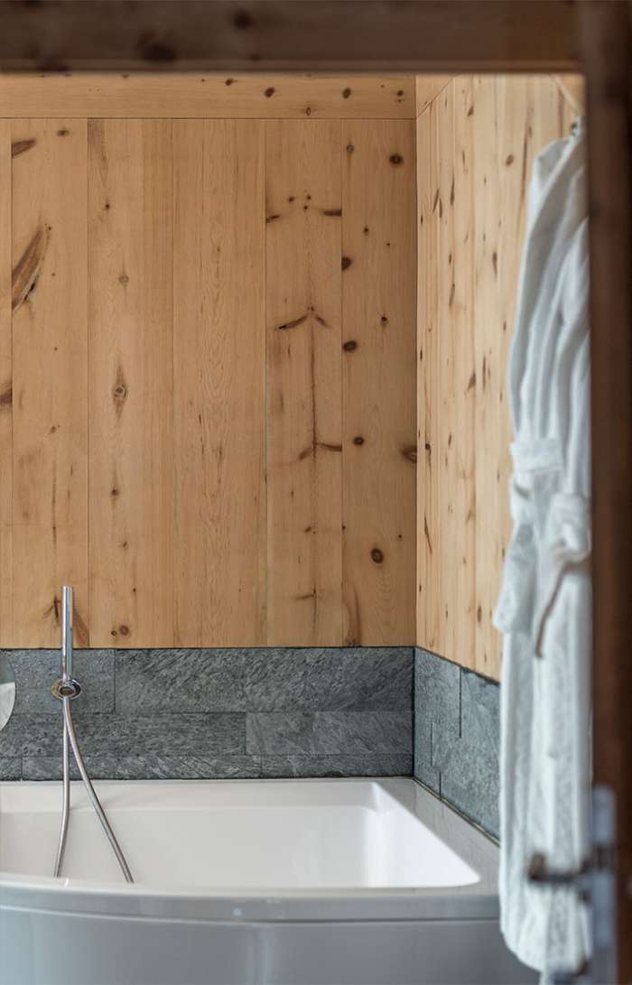 Eine Holzbadewanne