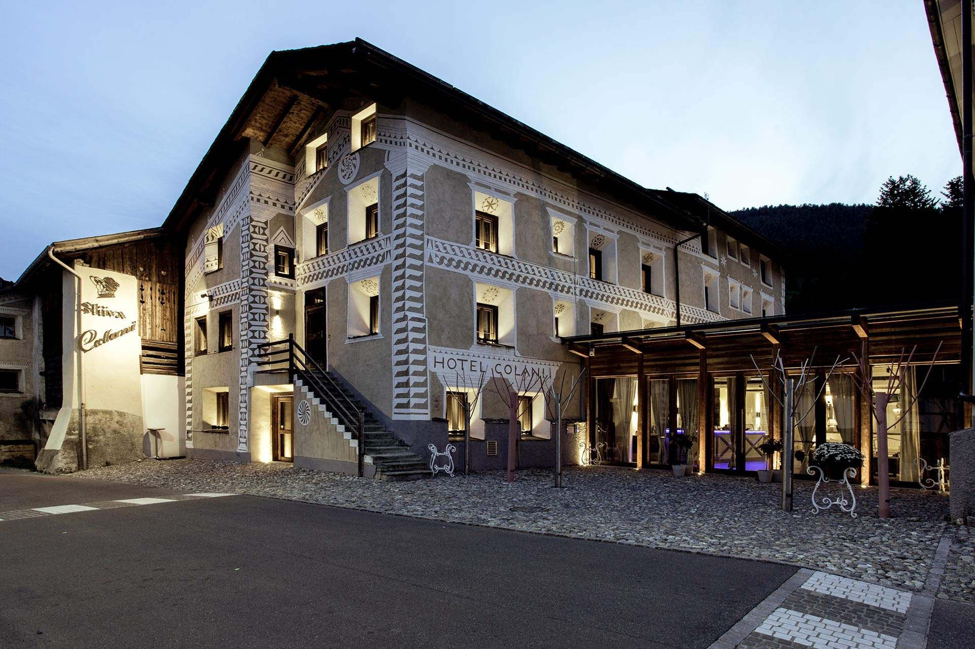Vista serale dell'hotel