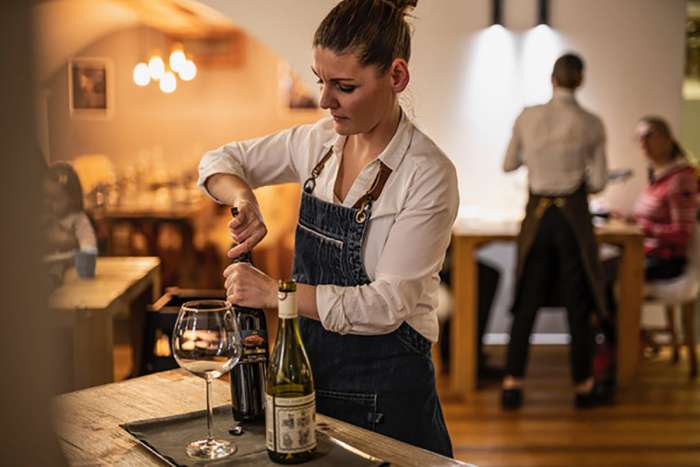 Stella apre una speciale bottiglia di vino