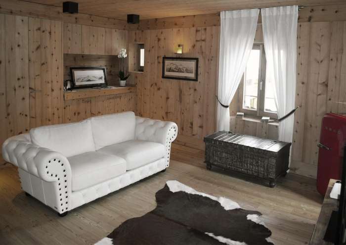 anticamera della suite con divano in pelle bianca