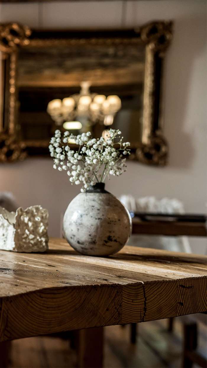 Vaso di fiori sul tavolo del ristorante