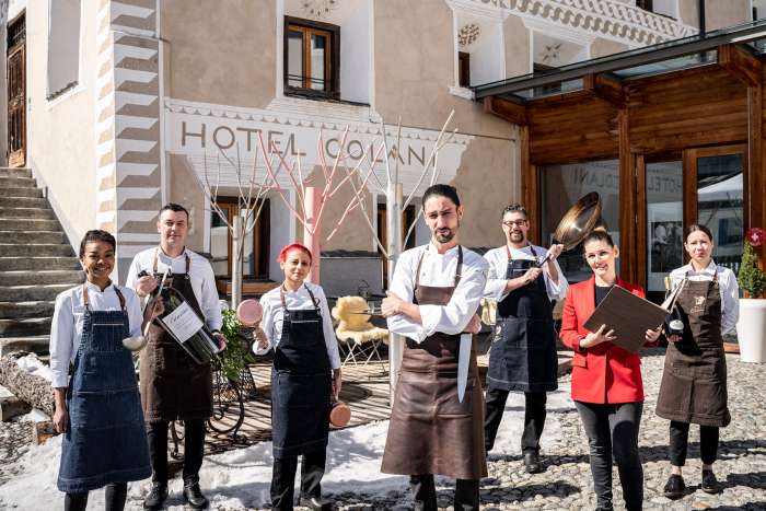 The complete team poses for a nice photo outside the restaurant