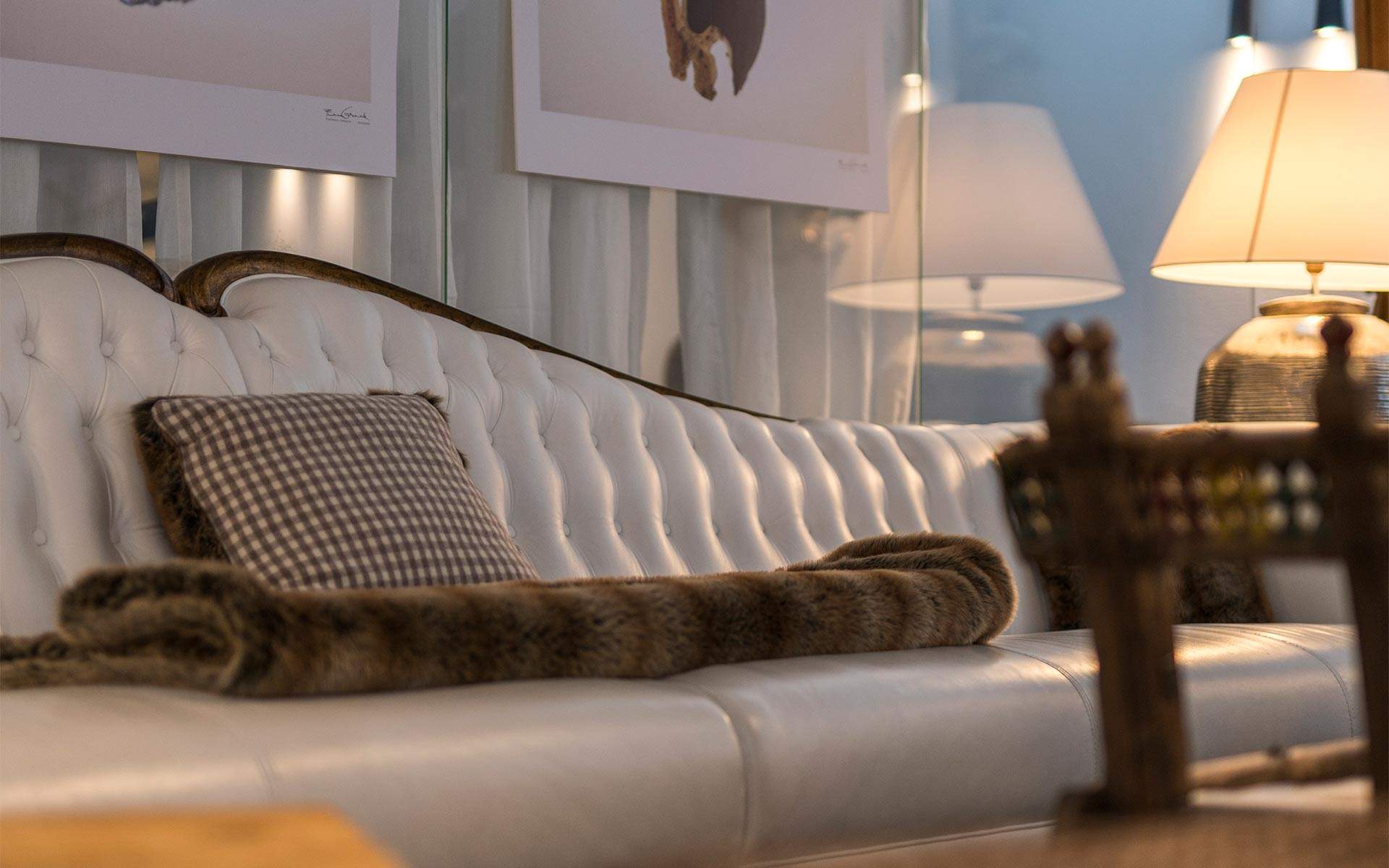 Detail of the white leather sofa in the hotel's relaxing lounge